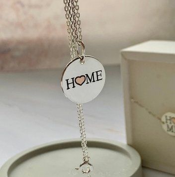 Круглий медальйон срібний з золотом та гравійованим написом Home SD0278 фото